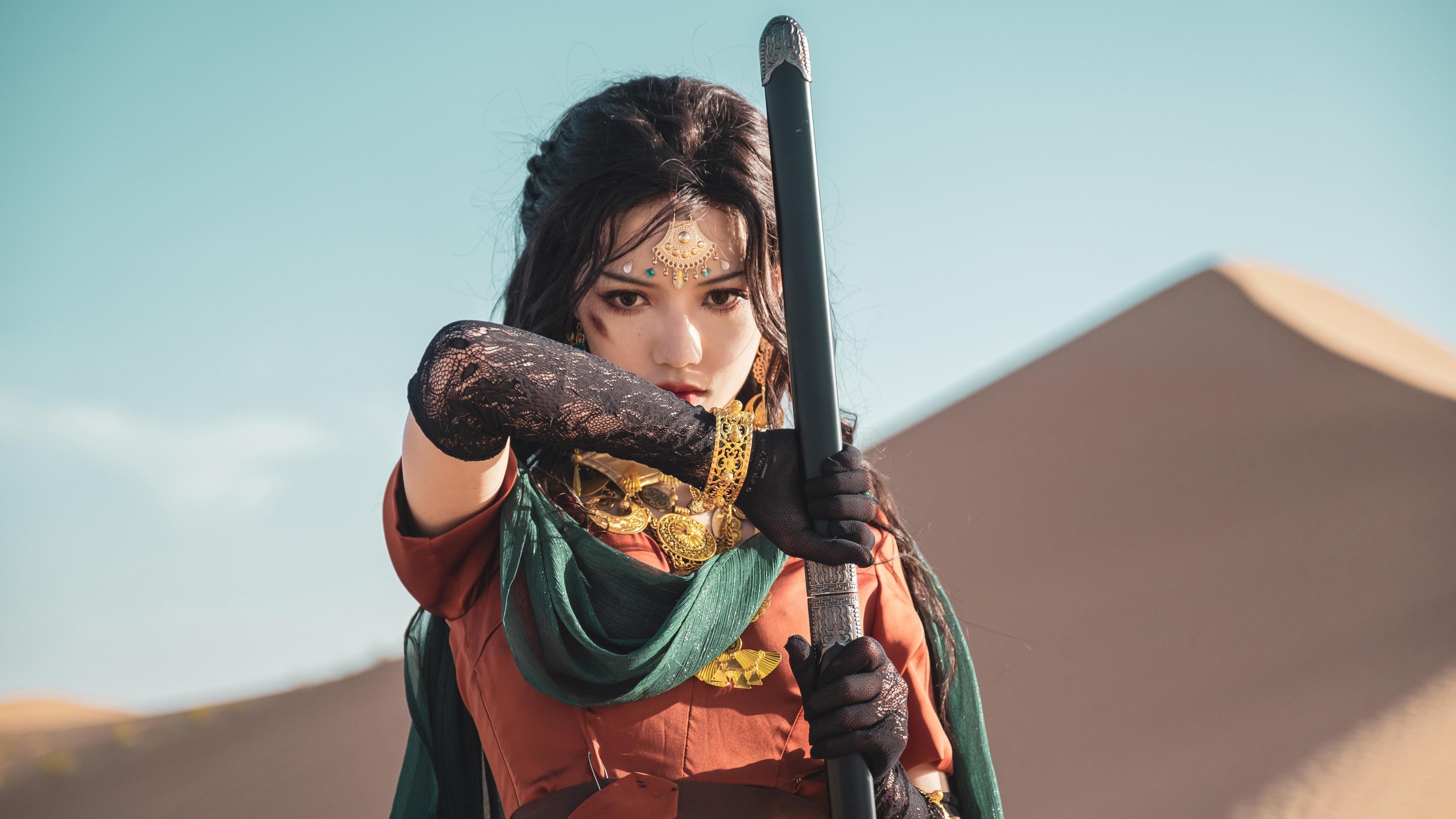 詹姆斯赛前与队友击掌传递信心，詹姆斯开场和队友击掌